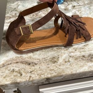 Women’s leather sandals with fringe